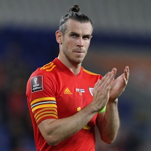 Gareth Bale klatscht im Spiel von Wales in die Hände.