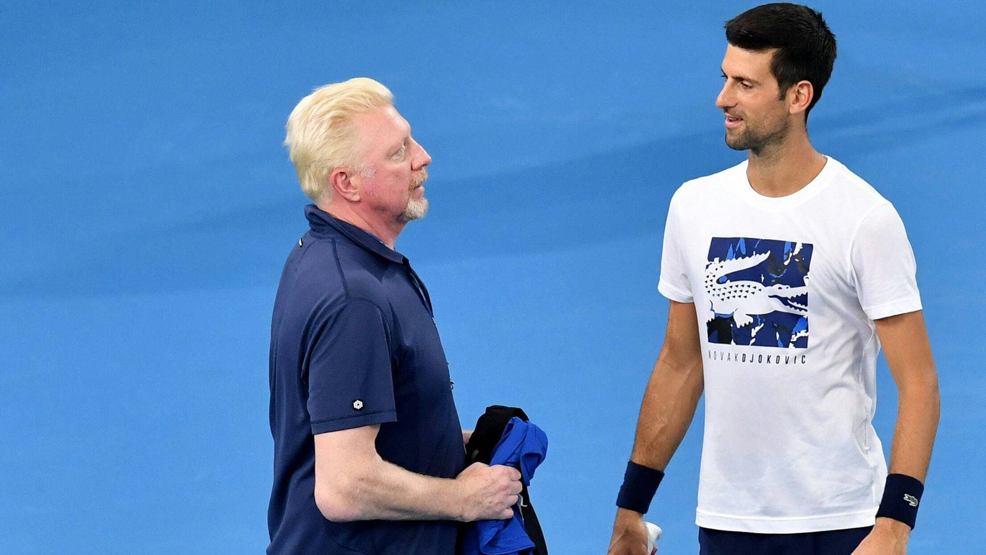 Boris Becker spricht mit Novak Djokovic.