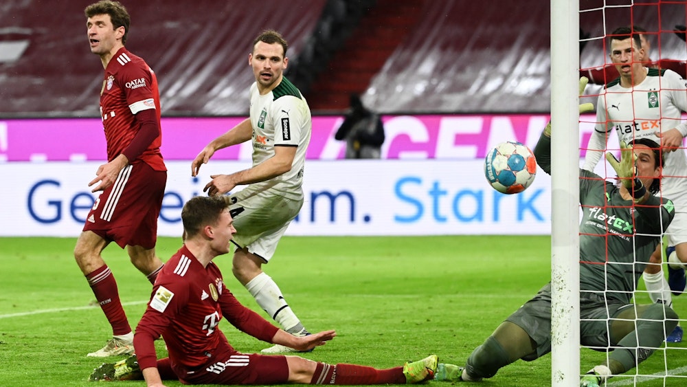 Joshua Kimmich kommt bei einer Chance für den FC Bayern München zu spät.