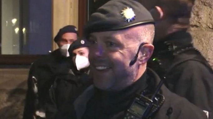 Diesem Polizisten aus Münster ist bei einem der sogenannten Corona-Aufmarsch von Schwurblern und Corona-Leugnern die Hutschnur gerissen. Ein Tagesschau-Ausschnitt davon geht gerade auf Twitter viral.