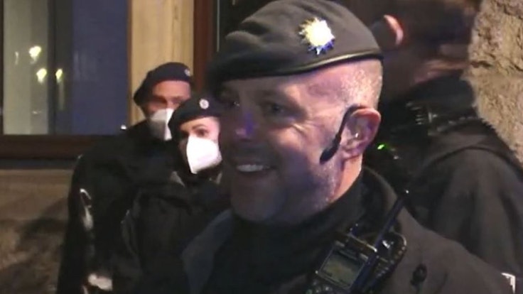 Diesem Polizisten aus Münster ist bei einem der sogenannten Corona-Aufmarsch von Schwurblern und Corona-Leugnern die Hutschnur gerissen. Ein Tagesschau-Ausschnitt davon geht gerade auf Twitter viral.