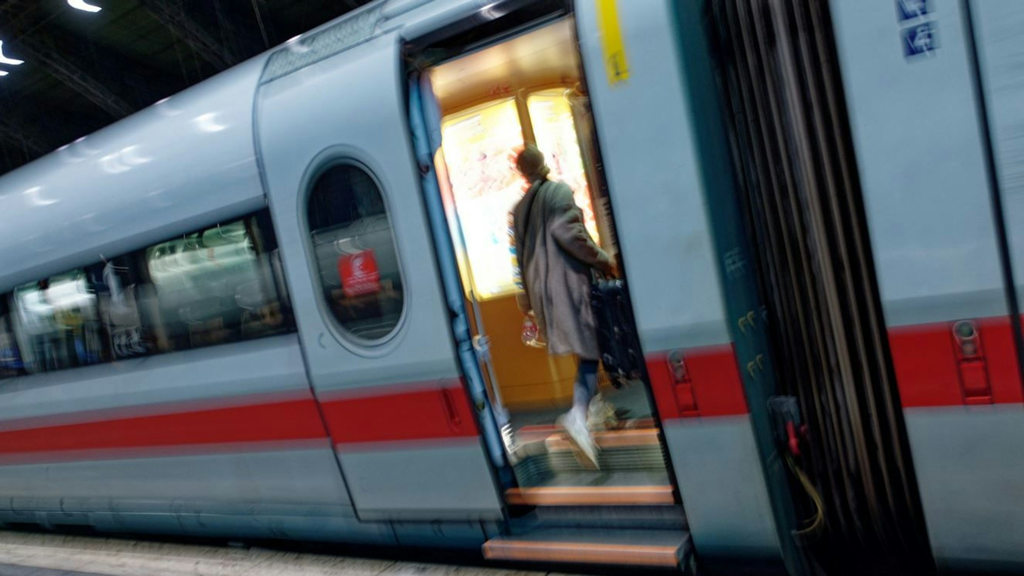 Köln: Eine Reisende steigt im Hauptbahnhof in einen ICE.