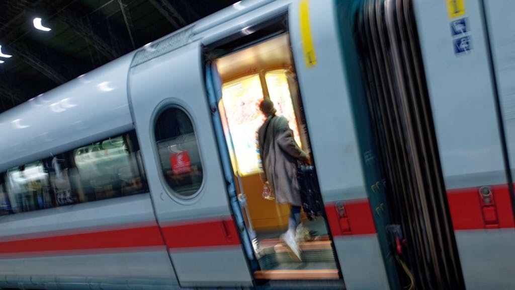 Köln: Eine Reisende steigt im Hauptbahnhof in einen ICE.&nbsp;