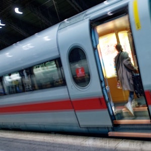 Köln: Eine Reisende steigt im Hauptbahnhof in einen ICE.