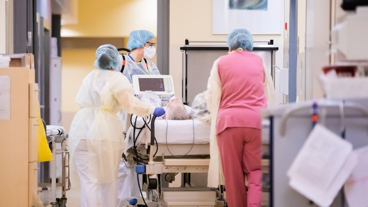 Eine Assistenzärztin (M) schiebt mit Intensivfachpflegerinnen auf der Intensivstation des Gemeinschaftskrankenhauses Havelhöhe das Krankenbett eines Covid-19-Patienten.