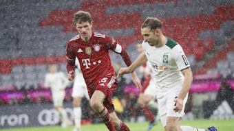 Tony Jantschke von Borussia Mönchengladbach, hier im Zweikampf mit Thomas Müller vom FC Bayern München, gab am Freitagabend (7. Januar 2022) sein Comeback nach längerer Verletzungspause.