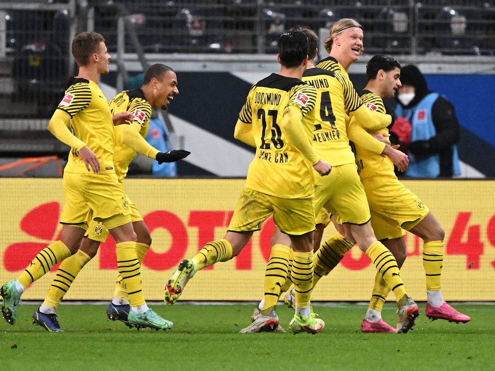 Die Spieler von Borussia Dortmund bejubeln den Siegtreffer in Frankfurt durch Mo dahoud