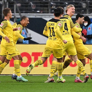 Die Spieler von Borussia Dortmund bejubeln den Siegtreffer in Frankfurt durch Mo dahoud