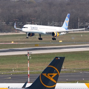 Eine Boeing 757 der Fluggesellschaft Condor aus Mallorca landet auf dem Flughafen Düsseldorf. Das Bild wurde am 30. März 2021 aufgenommen.