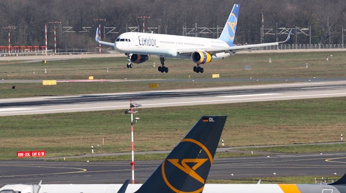 Eine Boeing 757 der Fluggesellschaft Condor aus Mallorca landet auf dem Flughafen Düsseldorf. Das Bild wurde am 30. März 2021 aufgenommen.