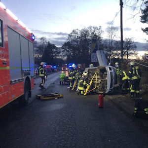 Einsatzkräfte stabilisieren das Unfallfahrzeug in Bonn-Tannenbusch.
