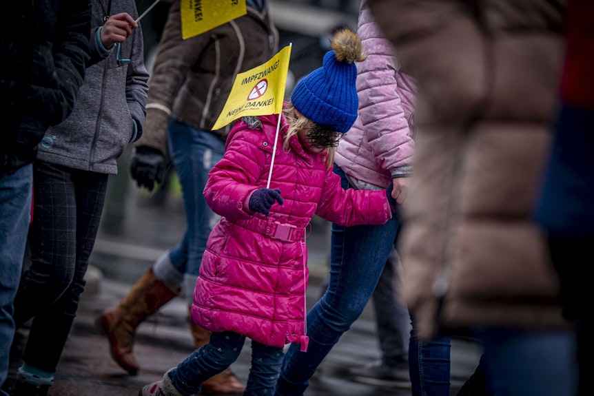 Kind mit beim Corona-Protest in Düsseldorf am 8. Januar 2022: Es gab auch Teilnehmer, die ihre Jüngsten mit dabei hatten.