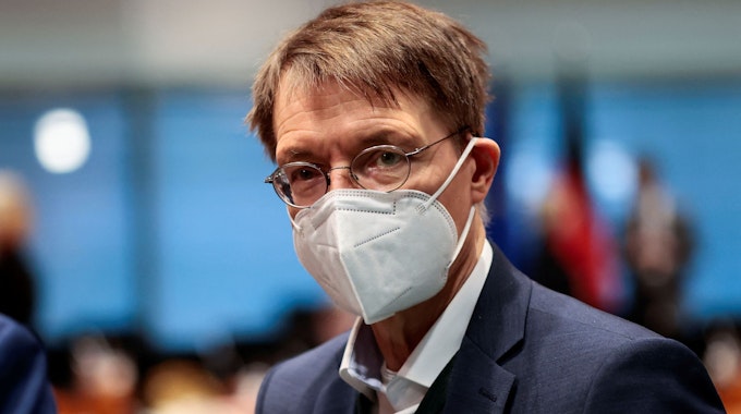 Gesundheitsminister Karl Lauterbach (SPD, hier bei der Kabinettssitzung am 5. Januar vor den Bund-Länder-Beratungen zur Corona Lage) bereitet Deutschland auf einen möglichen Super-Virus vor.