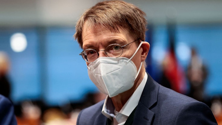 Gesundheitsminister Karl Lauterbach (SPD, hier bei der Kabinettssitzung am 5. Januar vor den Bund-Länder-Beratungen zur Corona Lage) bereitet Deutschland auf einen möglichen Super-Virus vor.
