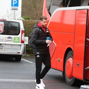 Timo Horn steigt bei der Arbeise vorm Spiel gegen Hertha BSC am Geißbockheim in den Mannschaftsbus.