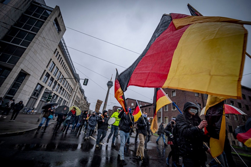 Corona-Proteste in Düsseldorf am 8. Januar 2022. Viele sind mit Deutschland-Fahnen beim Aufmarsch.