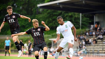 Alassane Plea (re.) von Borussia Mönchengladbach am 10. Juli 2021 im Testspiel gegen Viktoria Köln. In diesem Sommer treffen beide Teams erneut aufeinander.