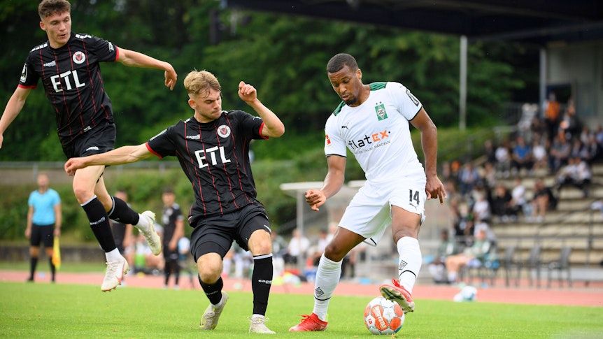 Alassane Plea (re.) von Borussia Mönchengladbach am 10. Juli 2021 im Testspiel gegen Viktoria Köln. In diesem Sommer treffen beide Teams erneut aufeinander.