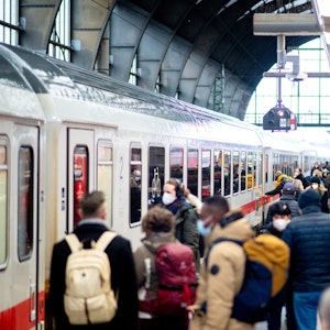 Zahlreiche Reisende steigen an Heiligabend am Hauptbahnhof in Bremen in einen IC der Deutschen Bahn (DB) ein. Die jüngst angegebene Rekordimpfquote aus dem kleinsten Bundesland ist verwirrend.