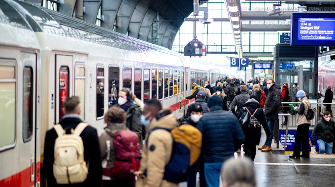 Zahlreiche Reisende steigen an Heiligabend am Hauptbahnhof in Bremen in einen IC der Deutschen Bahn (DB) ein. Die jüngst angegebene Rekordimpfquote aus dem kleinsten Bundesland ist verwirrend.
