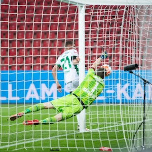 Grischa Prömel von Union Berlin trifft gegen Leverkusens Torhüter Lukas Hradecky.