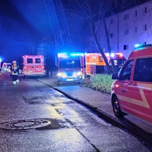 Feuerwehreinsatz bei einem Brand in Köln Eil.