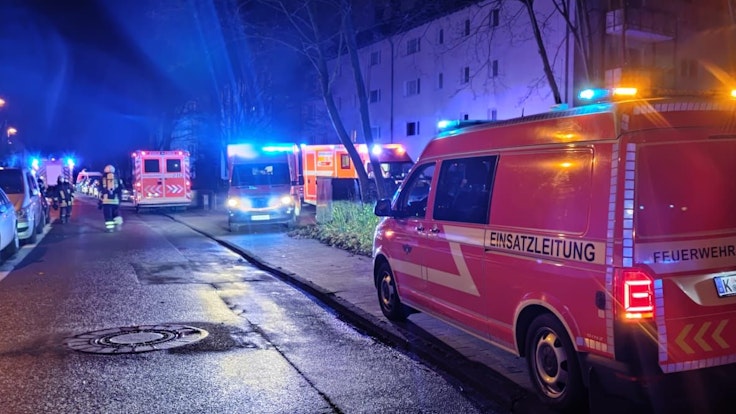 Feuerwehreinsatz bei einem Brand in Köln Eil.