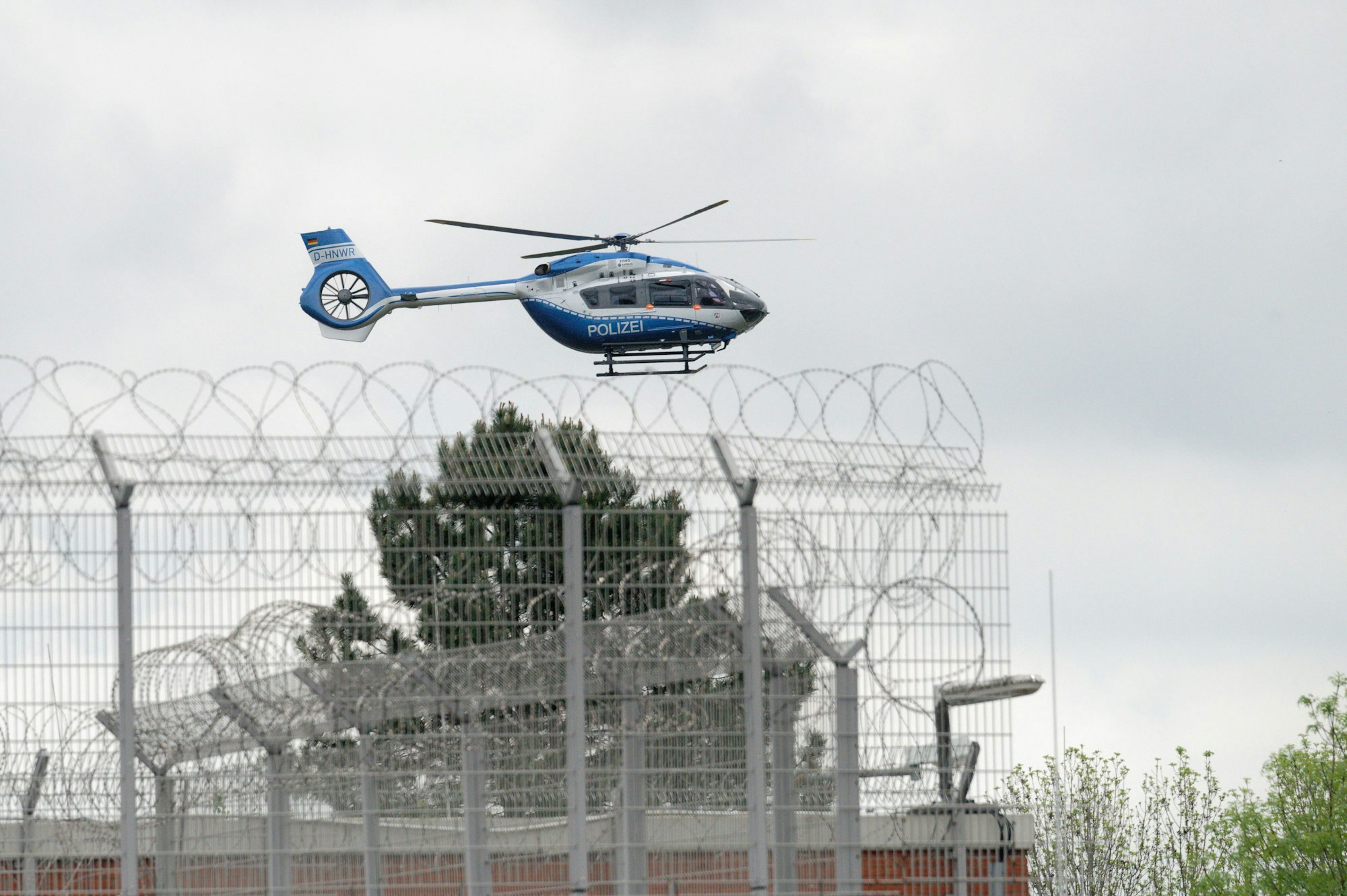Ein Hubschrauber der Polizei startet vom Gelände der JVA Ossendorf.