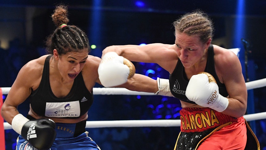 Die Potsdamer Boxerin Ramona Kühne (r) und die Berlinerin Ikram Kerwat kämpfen am 16.07.2016 in der Max-Schmeling-Halle in Berlin. Ramona Kühne siegte nach Aufgabe der Gegnerin.