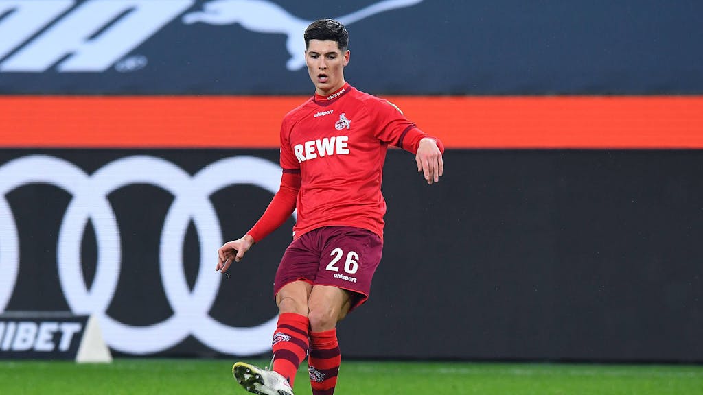Sava Cestic führt den Ball im Spiel bei Borussia Mönchengladbach