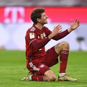 Thomas Müller lamentiert während der Partie gegen Mönchengladbach.
