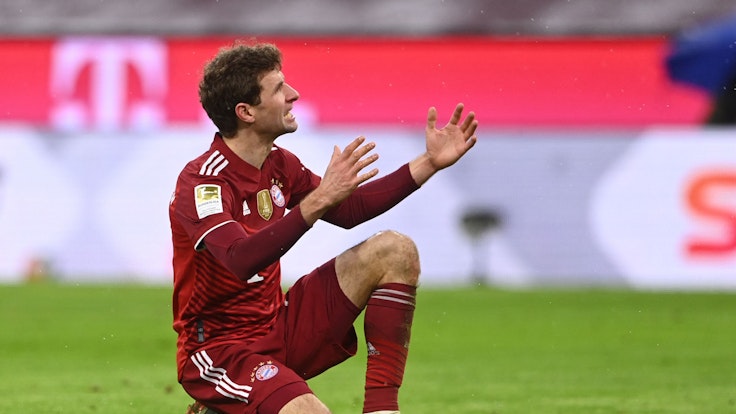 Thomas Müller lamentiert während der Partie gegen Mönchengladbach.