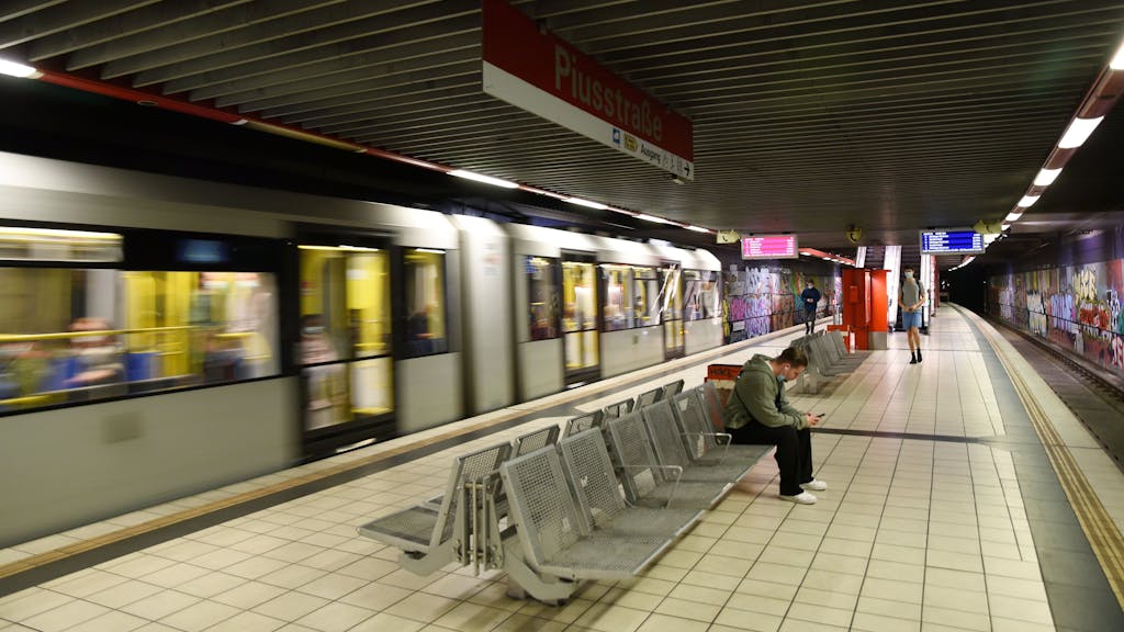 Unfall an der KVB U-Bahn Haltestelle Piusstraße in Ehrenfeld.