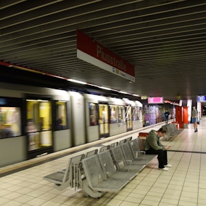 Unfall an der KVB U-Bahn Haltestelle Piusstraße in Ehrenfeld.