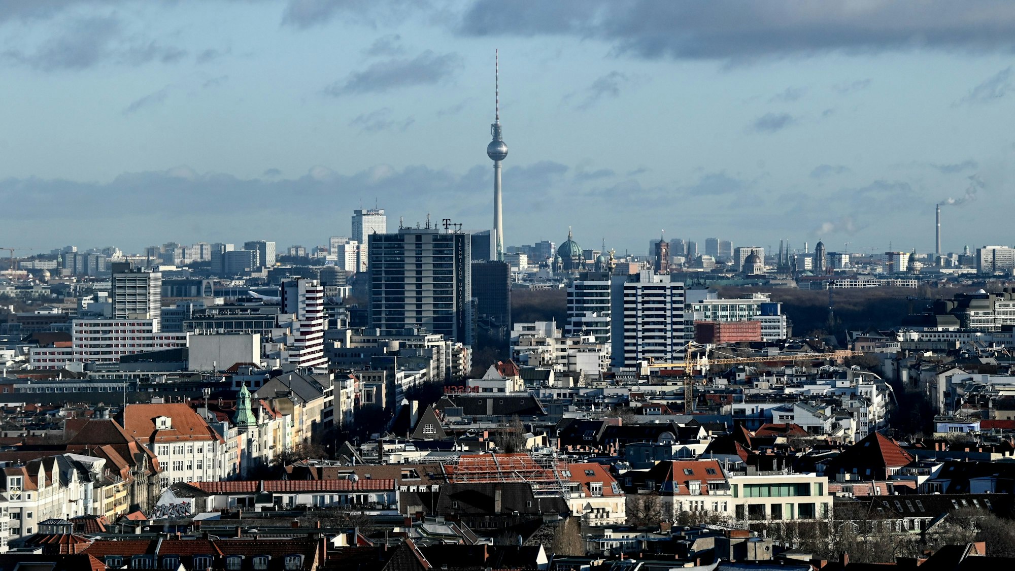 Berlin: Wegen eines großen Stromausfalls stehen nun Tausende am 9. Januar 2022 auch ohne Heizung und Warmwasser da. Unser Bild zeigt die Stadt im Dezember 2021.