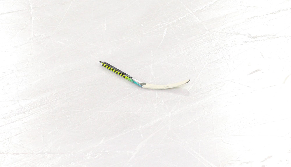 27.02.2020: Ein zerbrochener Eishockey-Schläger bei einem Spiel in Tirol.