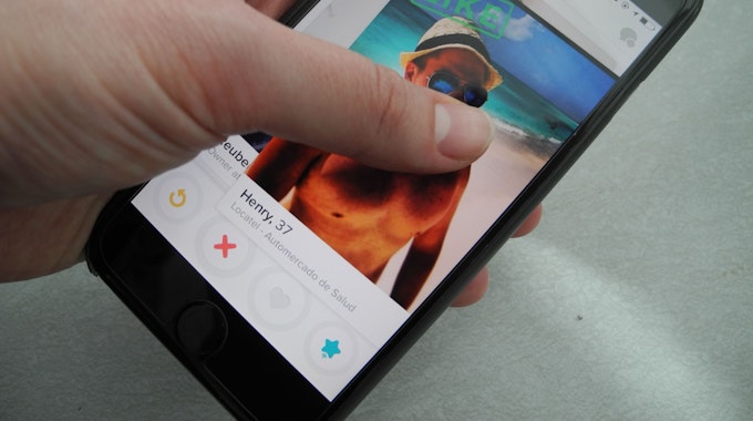 Ein Nutzer hält am 29.03.2016 in New York (USA) ein Smartphone, auf dem die App "Tinder" läuft, in der Hand.