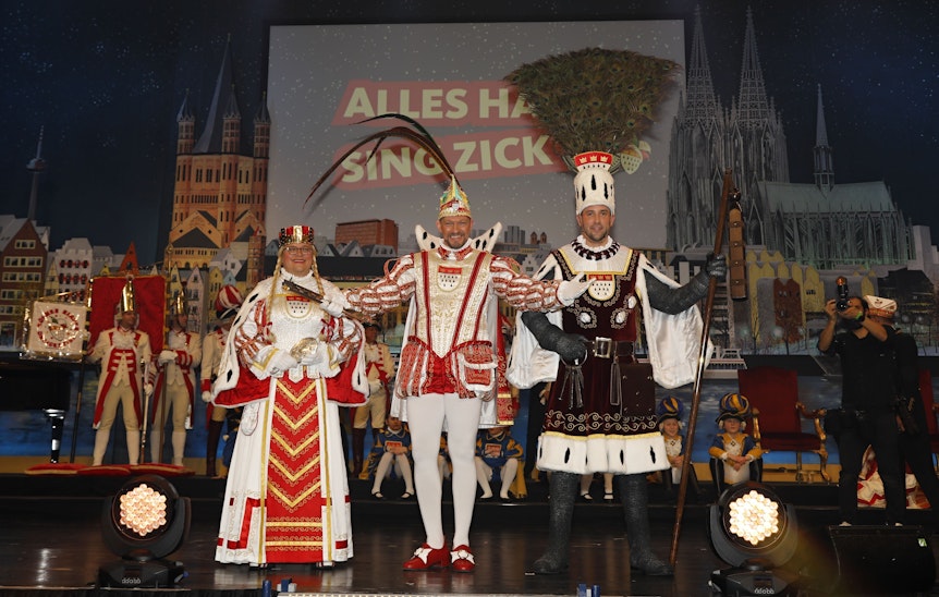 Das Kölner Dreigestirn Jungfrau Gerdemie (Björn Braun), Prinz Sven (Oleff) und Bauer Gereon (Glasemacher) v.l. im Kölner Gürzenich am 7. Januar 2022.