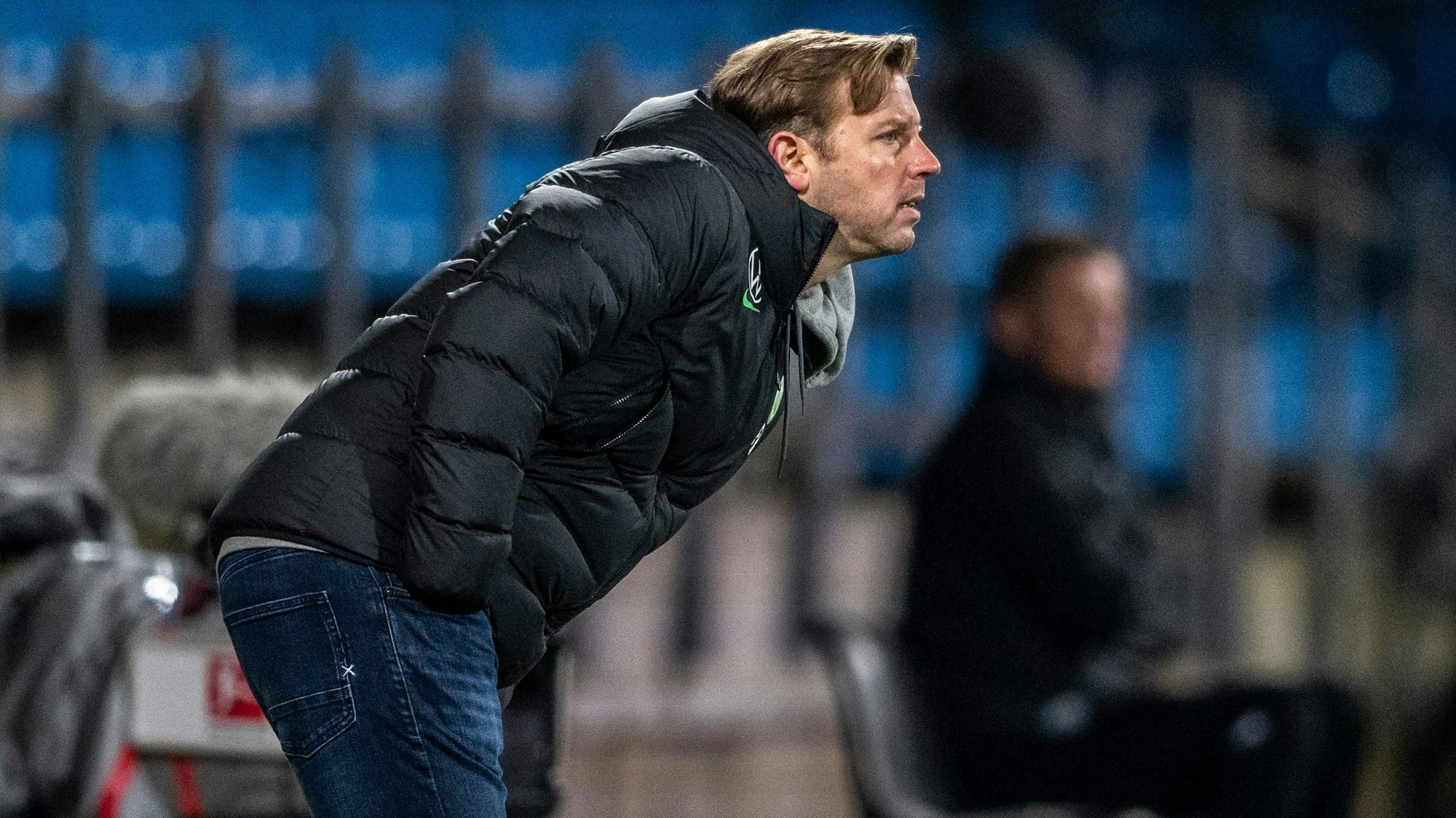 Wolfsburgs Trainer Florian Kohfeldt beobachtet das Spiel.