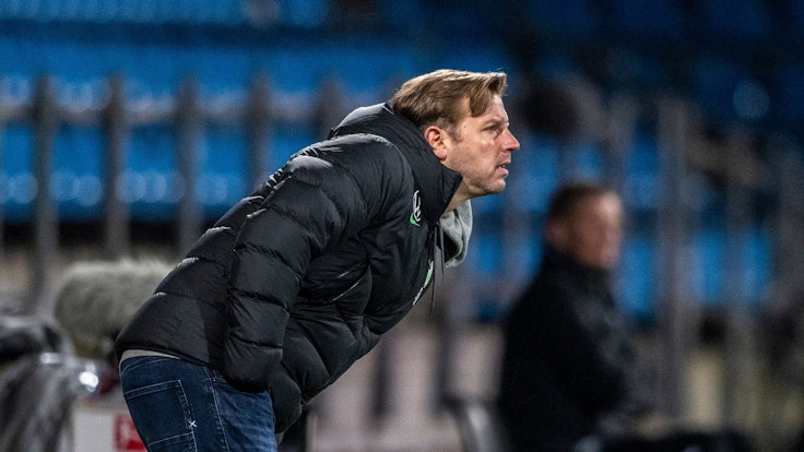 Wolfsburgs Trainer Florian Kohfeldt beobachtet das Spiel.