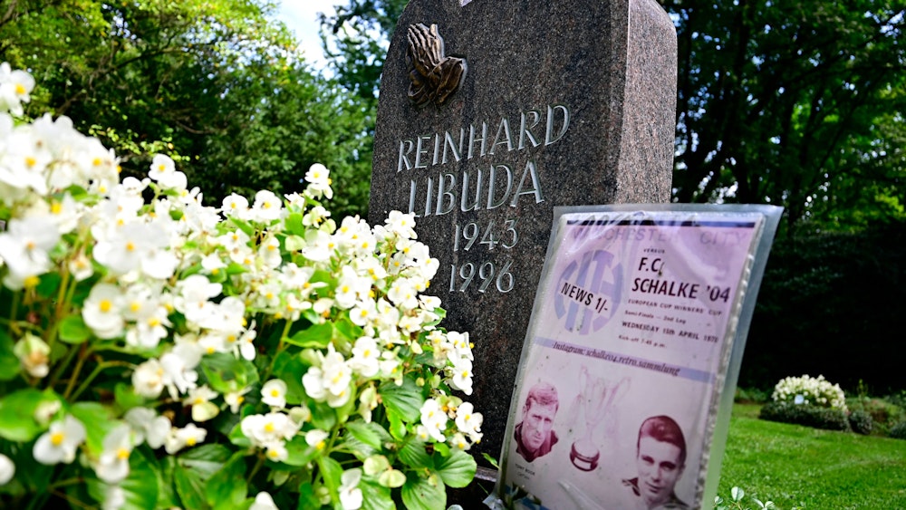 Das Grab von Reinhard Libuda an seinem Todestag am 25. August 2021