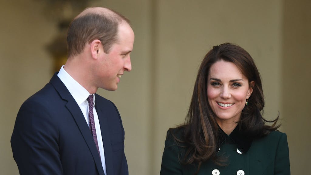 Herzogin Kate und ihr Ehemann, Prinz William, lächeln in die Kamera.&nbsp;
