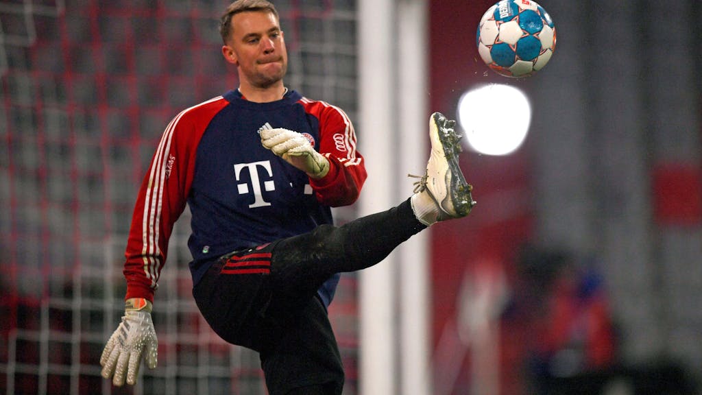 Torwart Manuel Neuer vom FC Bayern München beim Aufwärmen. 