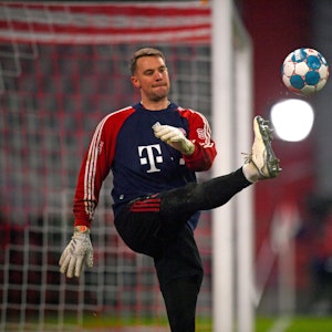 Torwart Manuel Neuer vom FC Bayern München beim Aufwärmen.