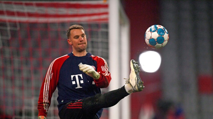 Torwart Manuel Neuer vom FC Bayern München beim Aufwärmen.