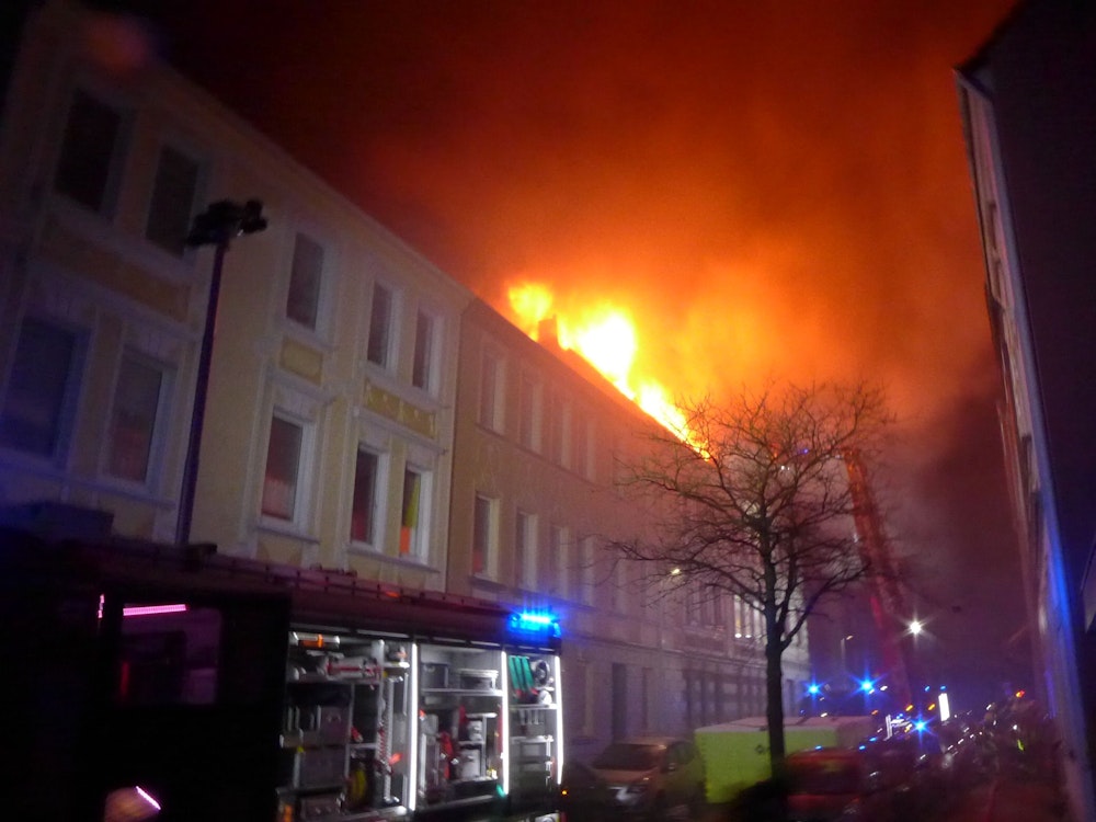 Ein Mehrfamilienhaus in der Oberhausener Schlägelstraße stand am Samstagabend (8. Januar 2022) in Flammen.