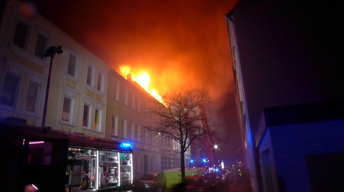 Ein Mehrfamilienhaus in der Oberhausener Schlägelstraße stand am Samstagabend (8. Januar 2022) in Flammen.