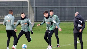 Das Team von Borussia Mönchengladbach startet am Montag (10. Januar 2022) in die Vorbereitung auf das Heimspiel bei Bayer Leverkusen. Das Foto zeigt Alassane Plea, László Bénes, Conor Noß und Stefan Lainer bei einer Einheit am 31. Dezember 2021.