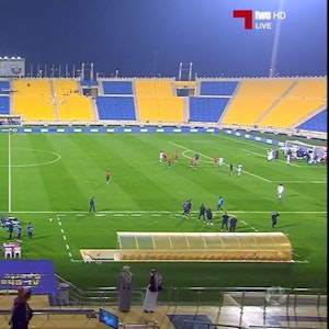 TV-Übertragung des Spiels in Katar, bei dem Abwehrspieler Ousmane Coulibaly auf dem Rasen zusammenbrach.