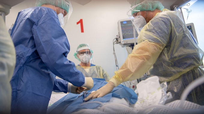 Ärzte behandeln auf der Intensivstation für Corona-Patienten am Sana Klinikum Offenbach einen Patienten, dessen Lunge teilweise kollabiert ist. Das Bild entstand am 5. Januar 2022.